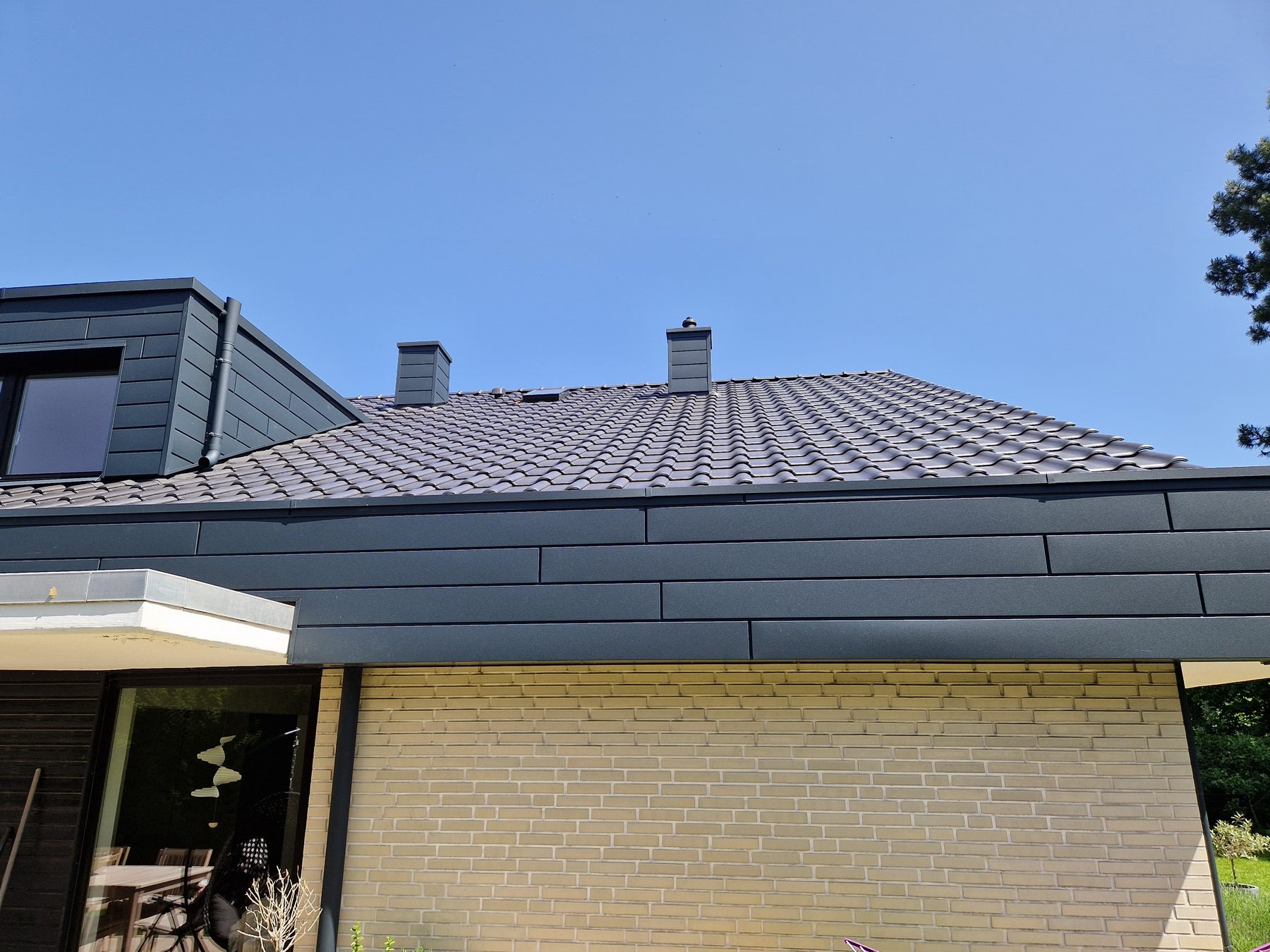 Neue Eindeckung mit verkleideten Schornsteinköpfen