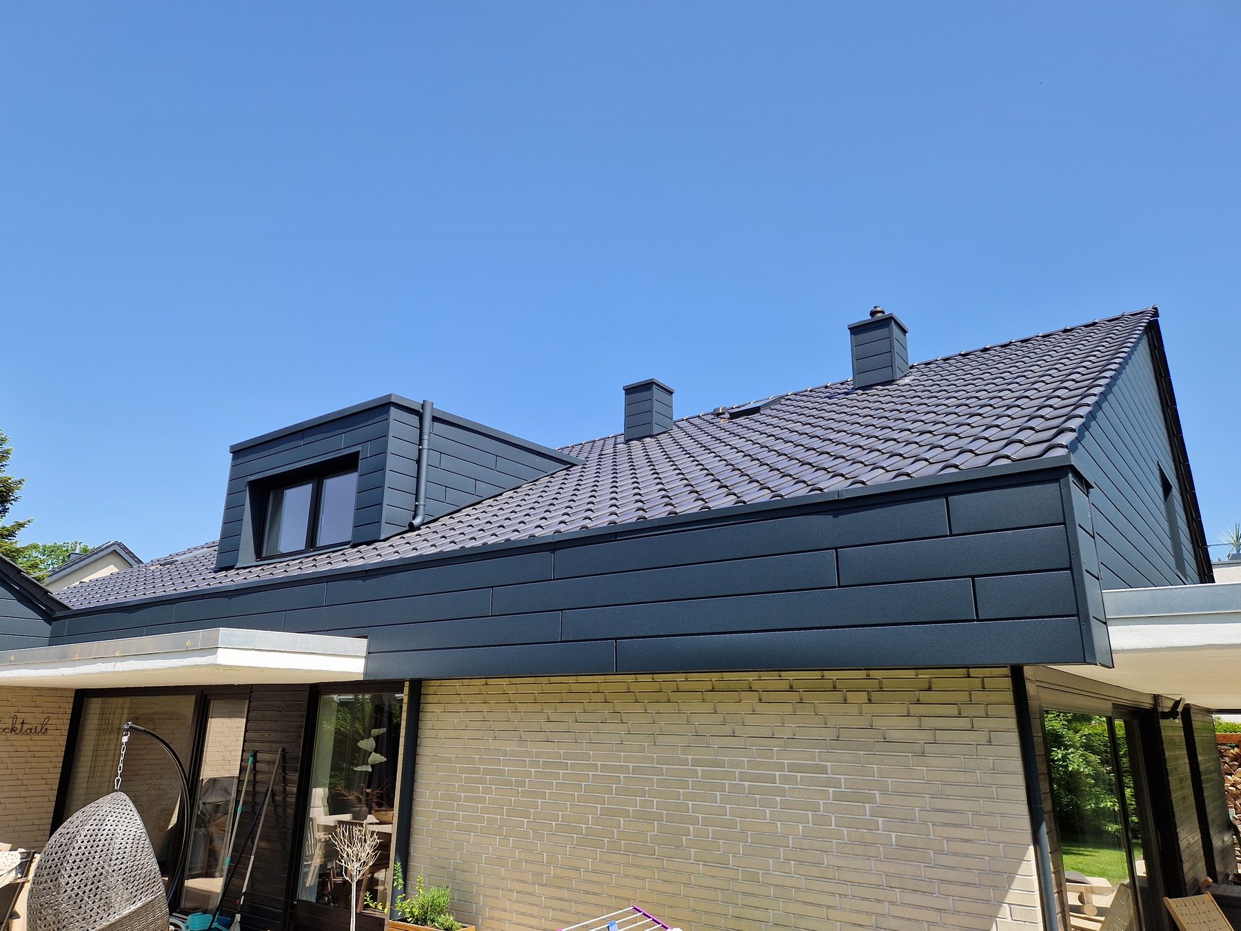 Neue Gaube und neu eingedeckte Dachfläche