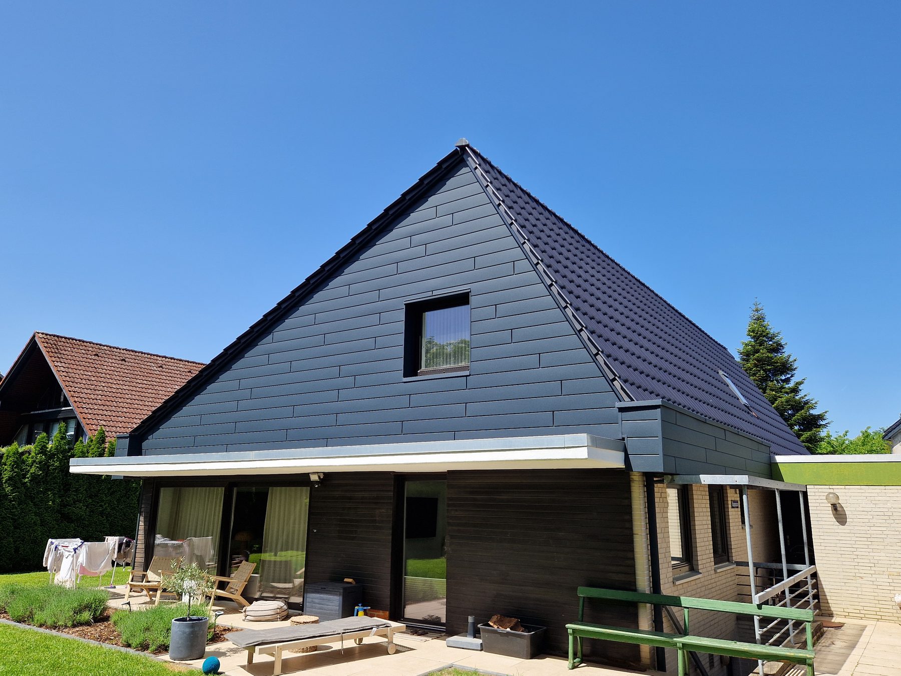 Dasselbe Haus nach der Dachsanierung mit neuer Eindeckung und Dachfenstern