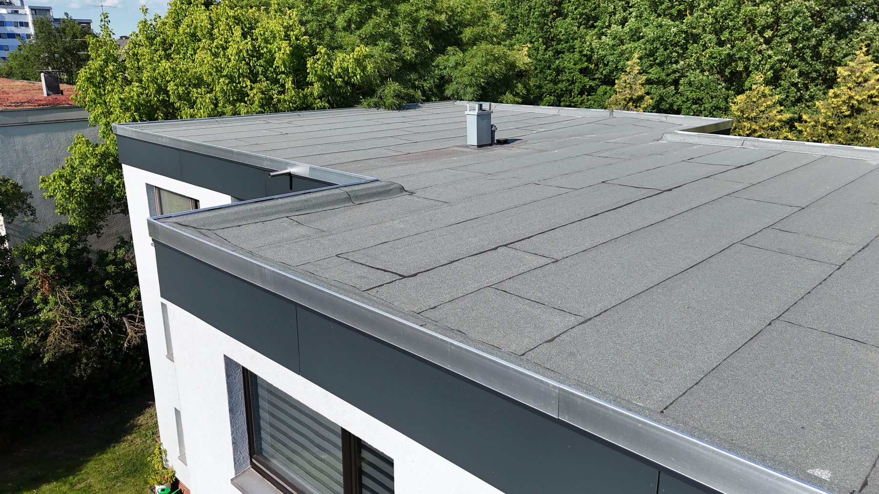 Neue Attikaabdeckung am Übergang zur Fassade