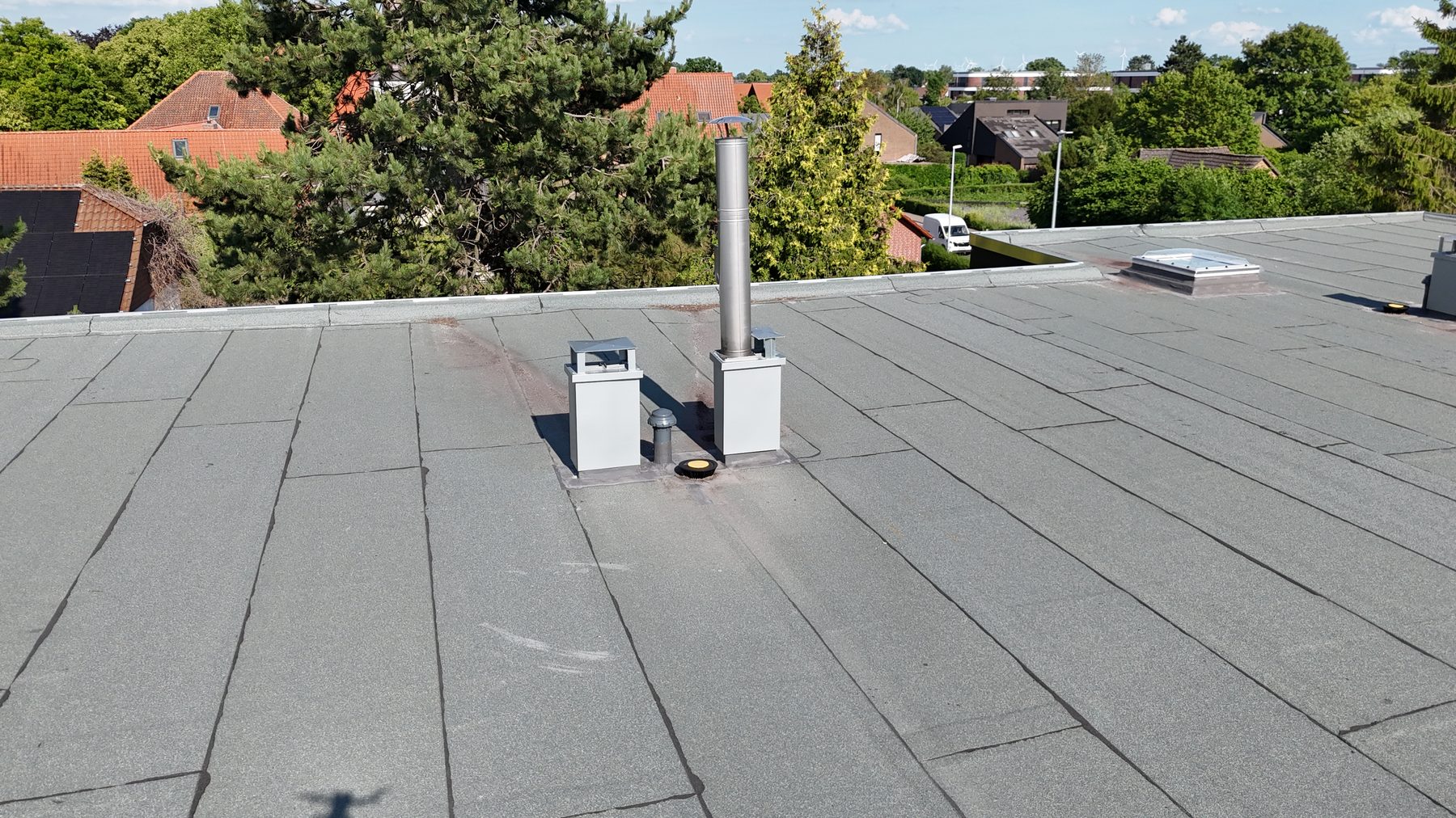 Neuer Edelstahlschornstein auf der fertigen Abdichtung