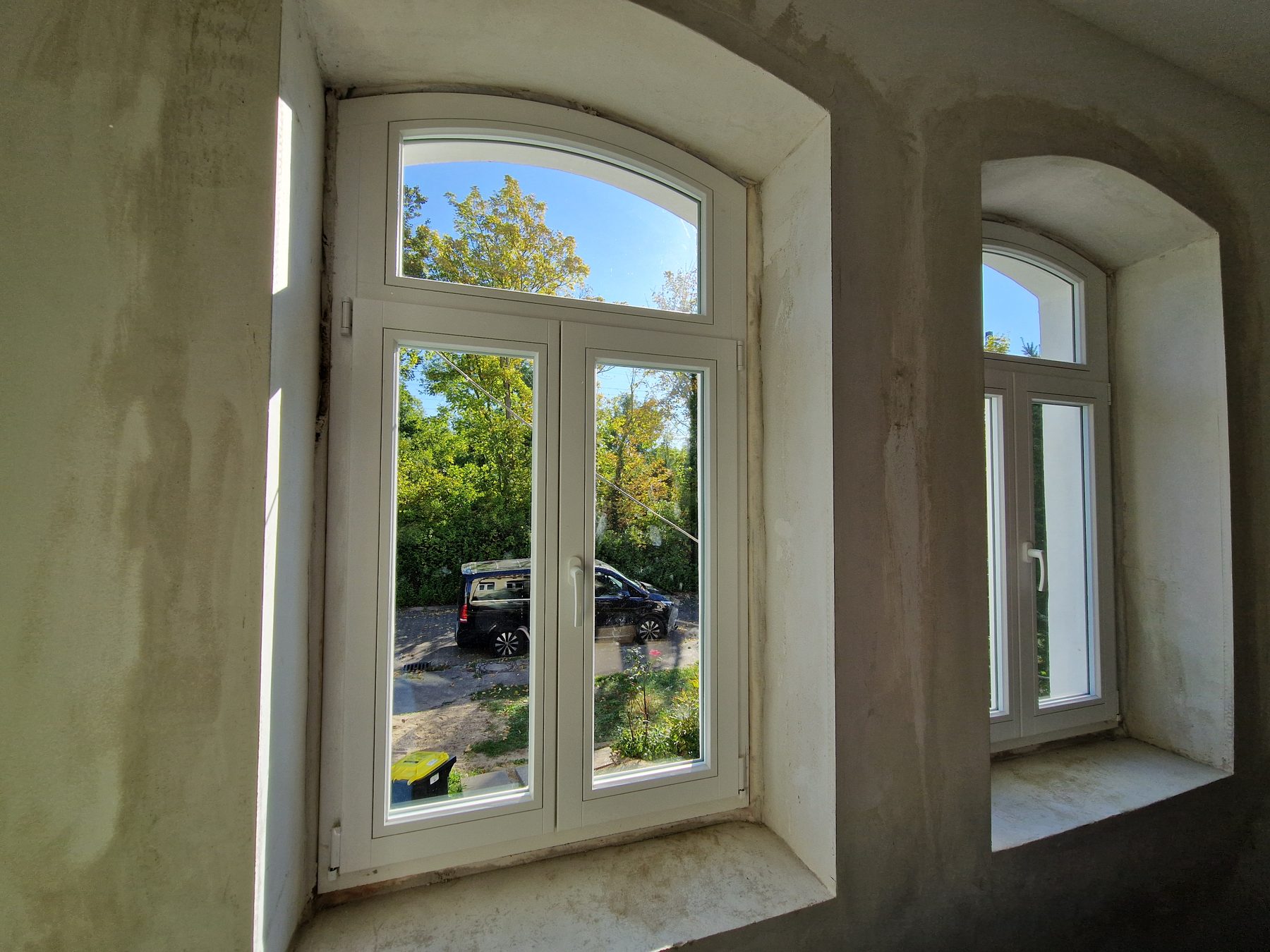 Fertiggestellte Bogenfenster, Innenputz noch offen