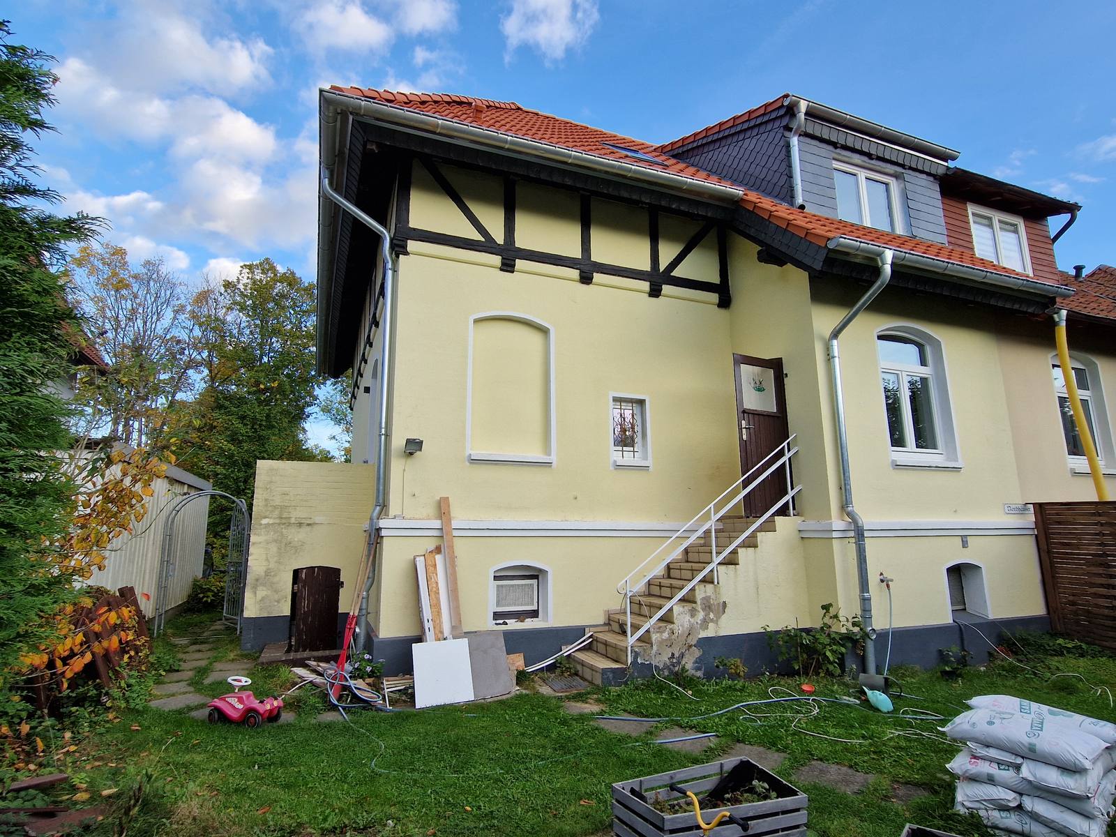 Dasselbe Fachwerkhaus nach der denkmalgerechten Sanierung mit neuem Dach