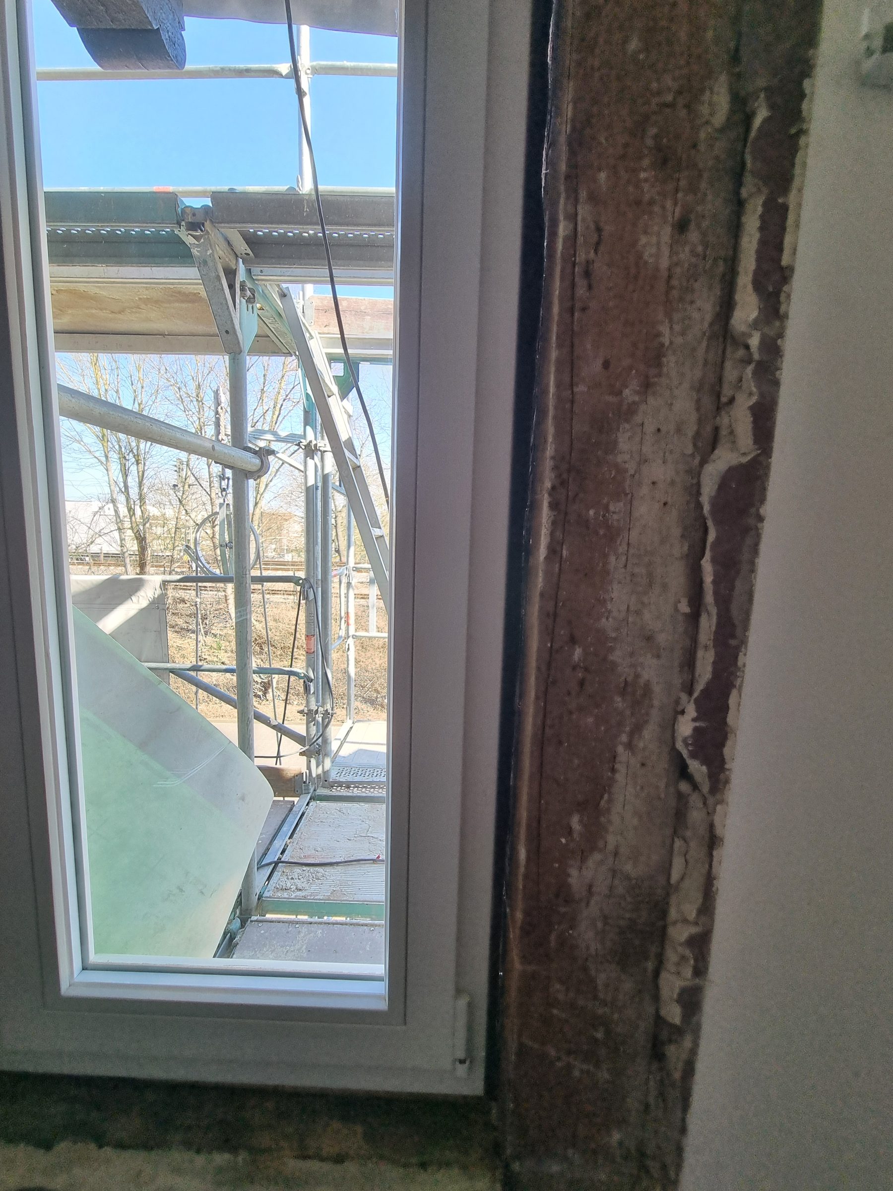 Freigelegter historischer Holzsturz über dem neuen Fenster