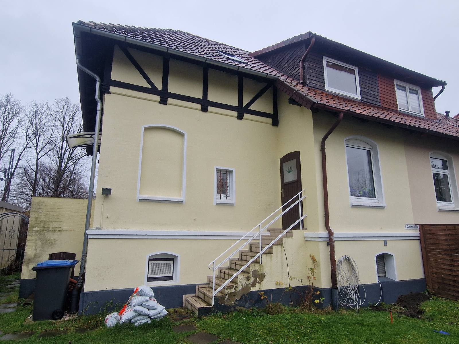 Denkmalgeschütztes Einfamilienhaus vor der Sanierung, Gartenseite mit Fachwerkgiebel