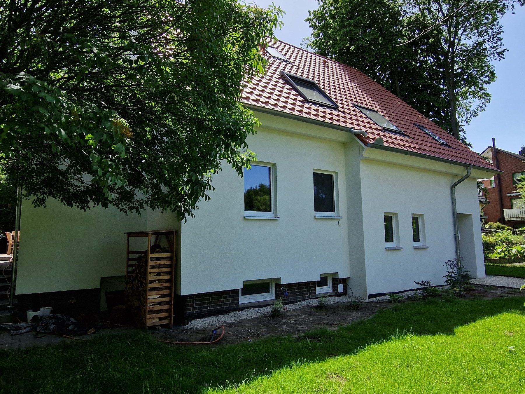 Gartenseite mit Terrasse und neuen Dachflächenfenstern