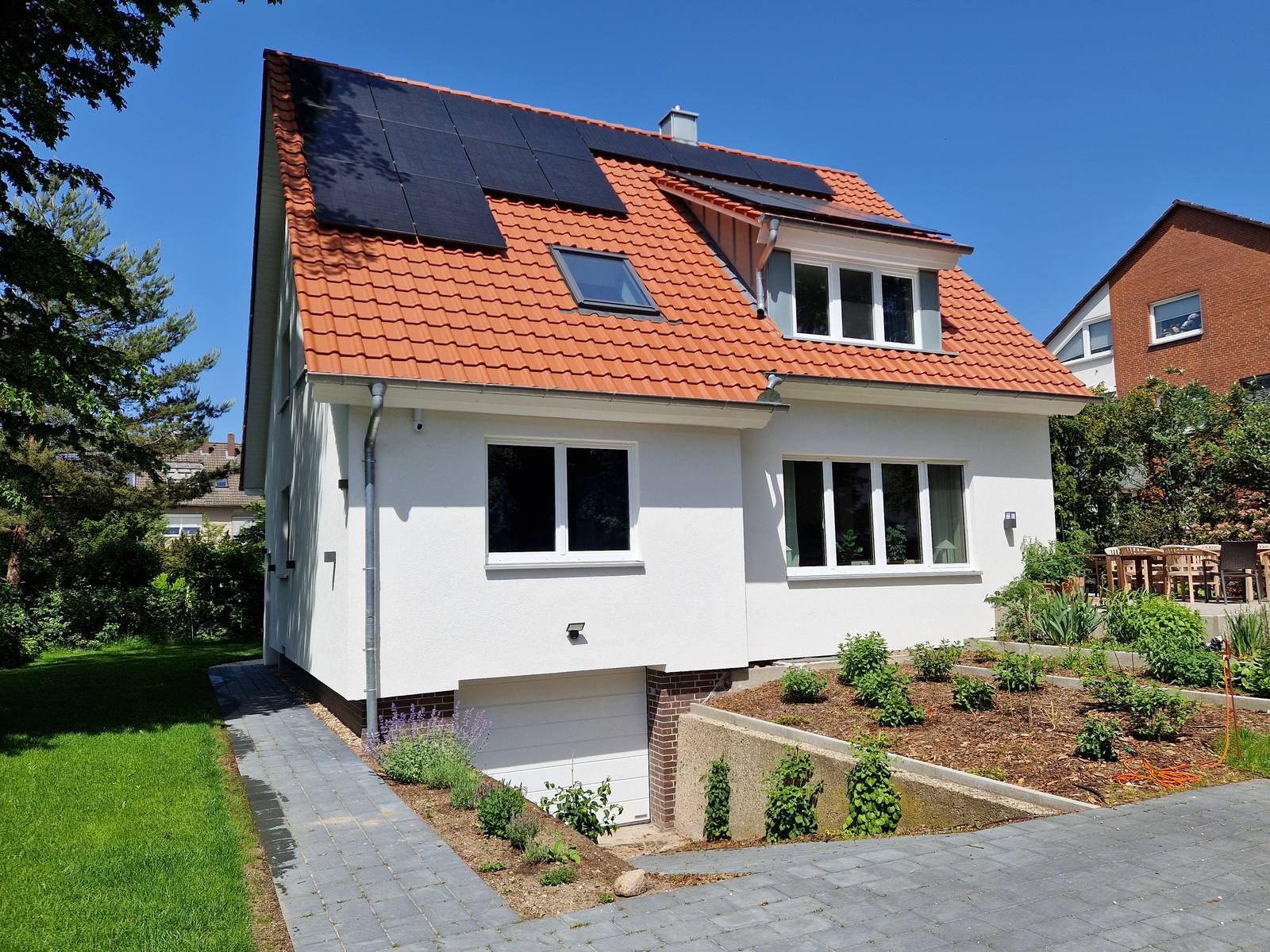Straßenansicht mit neuer Dacheindeckung und Photovoltaik