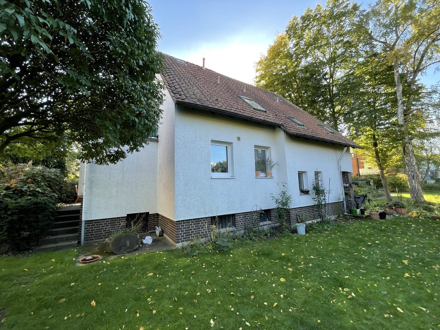 Vor der Sanierung: alte Dacheindeckung, ungedämmte Fassade