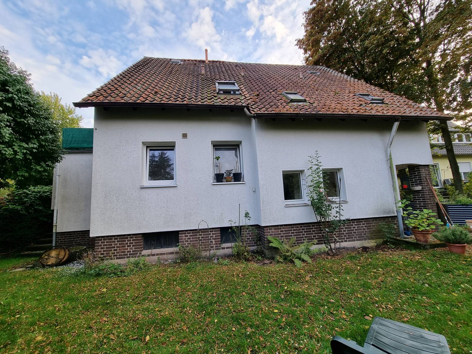 Einfamilienhaus in Hannover vor der Sanierung, Gartenseite mit altem Dach