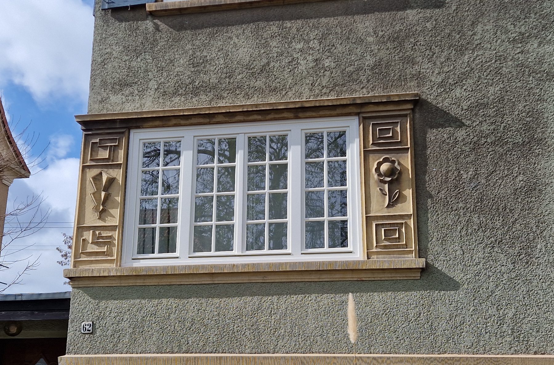 Erkerfenster mit neuer Sprossenteilung in der Denkmalfassade