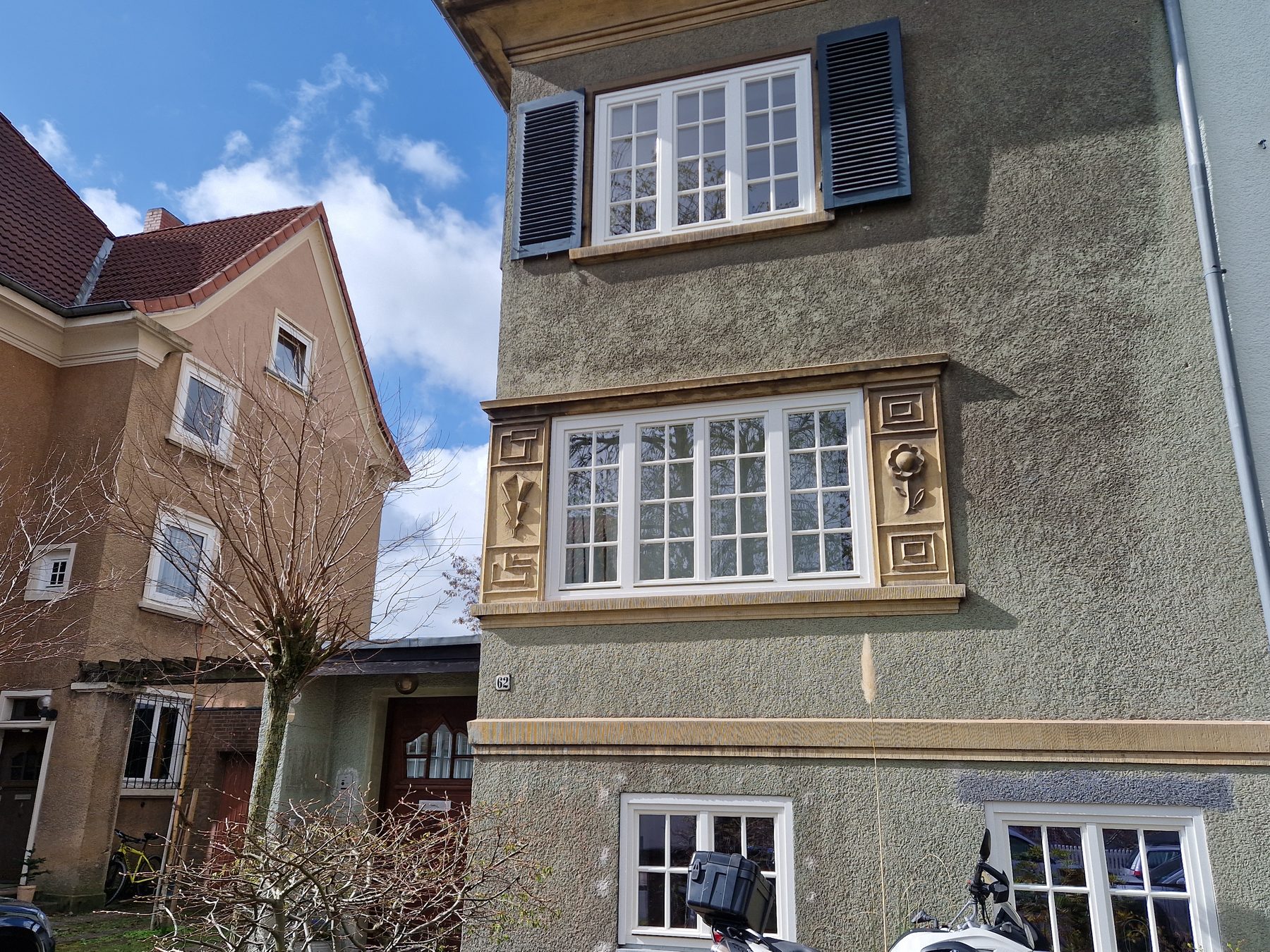 Straßenseite mit den neuen Sprossenfenstern