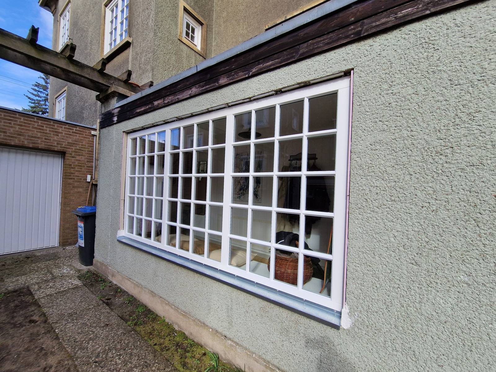 Dieselbe Wand nach dem Fenstertausch mit neuem Sprossenfenster