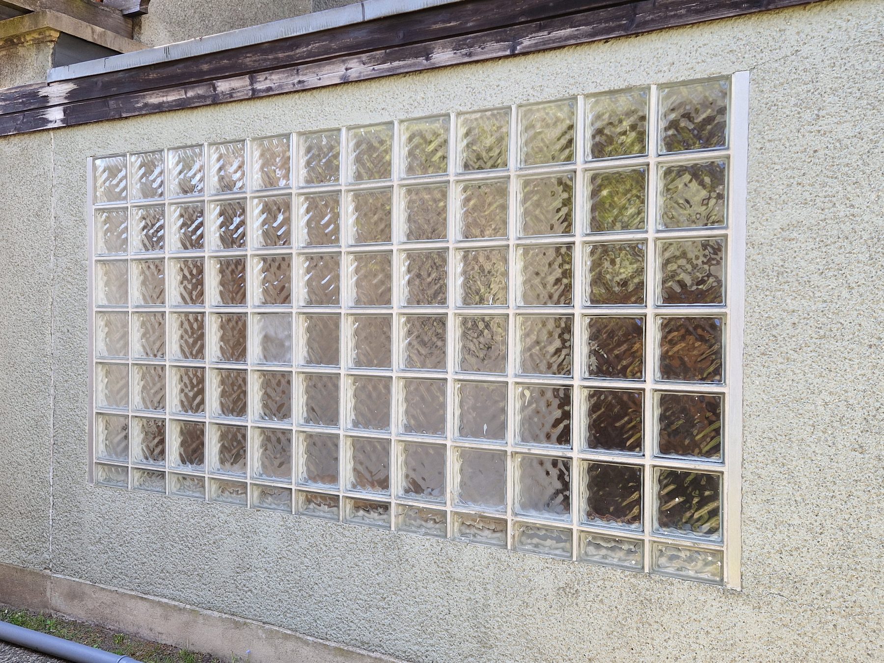 Vor dem Tausch: Glasbausteinwand der Hofseite