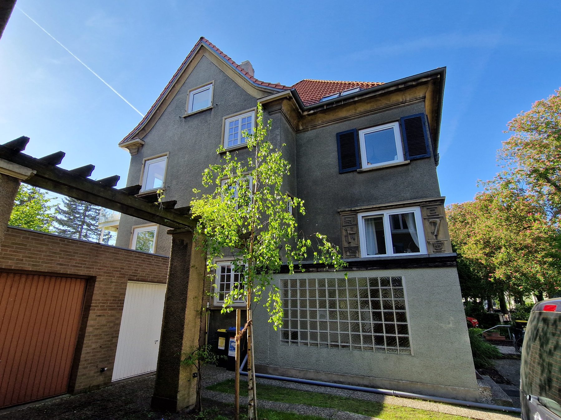 Vor dem Tausch: Hof- und Gartenseite mit Glasbausteinfläche