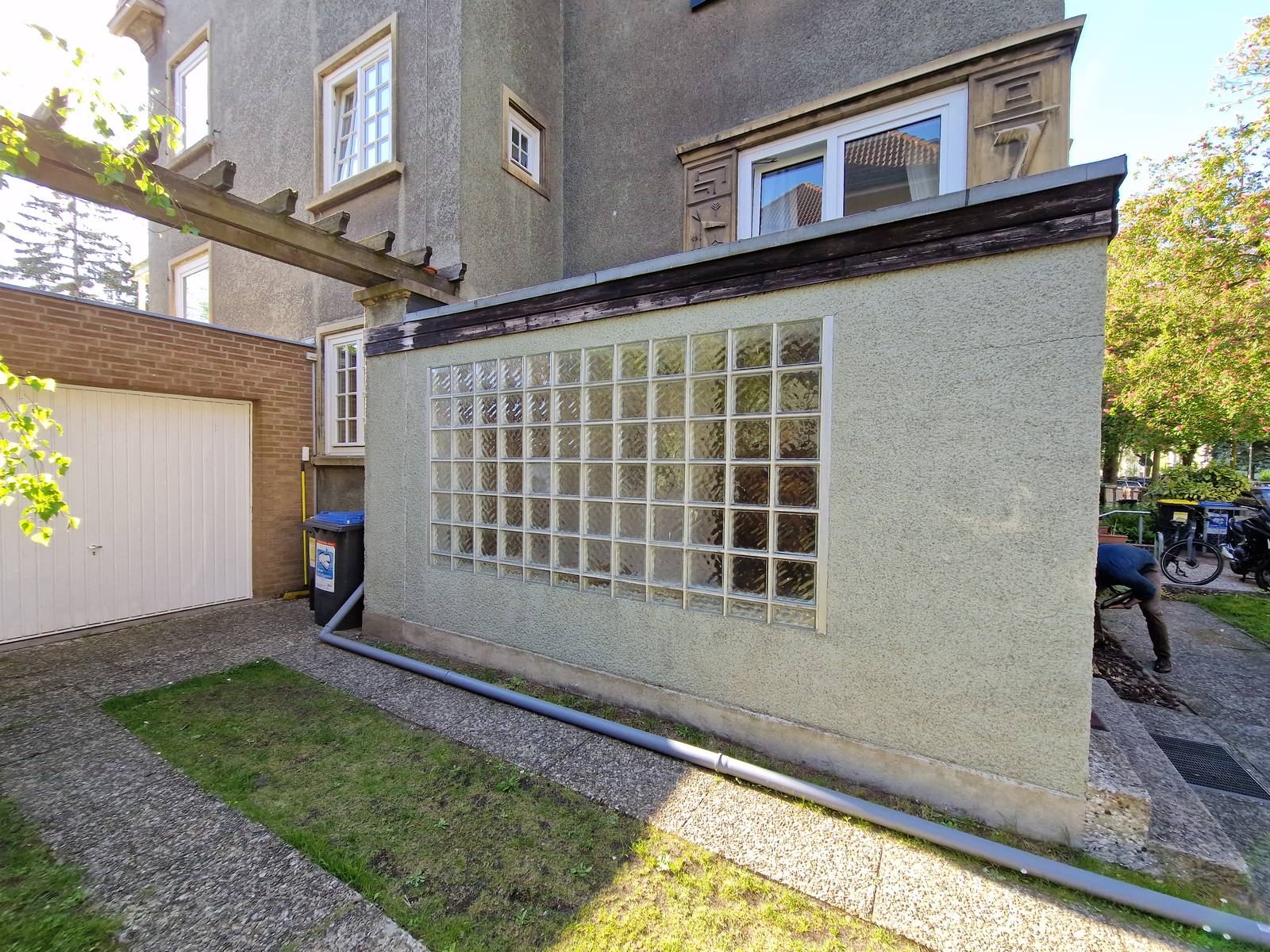 Alte Glasbausteinwand am Mehrfamilienhaus vor dem Fenstertausch