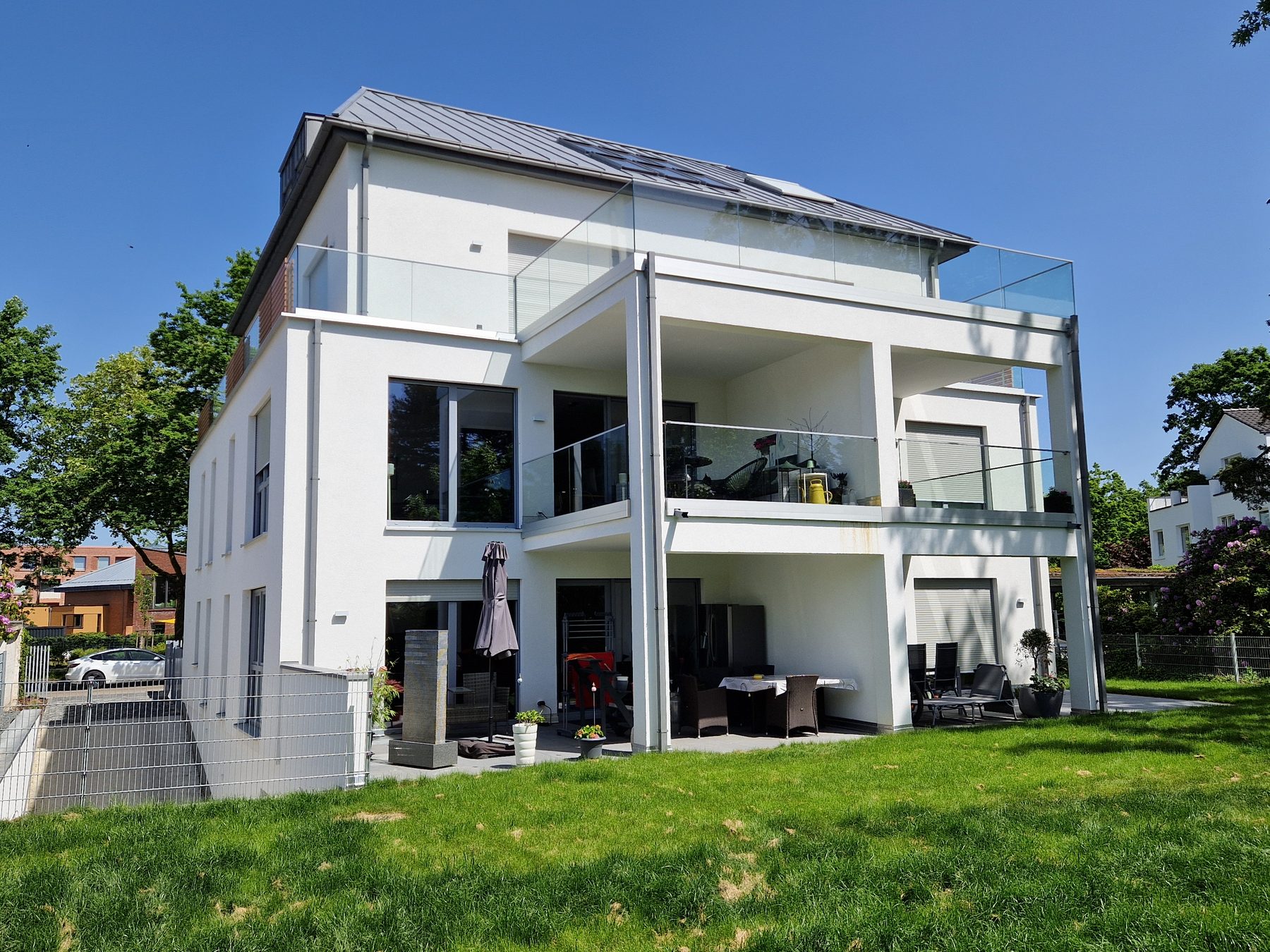Gartenseite mit Loggien und Glasbrüstungen