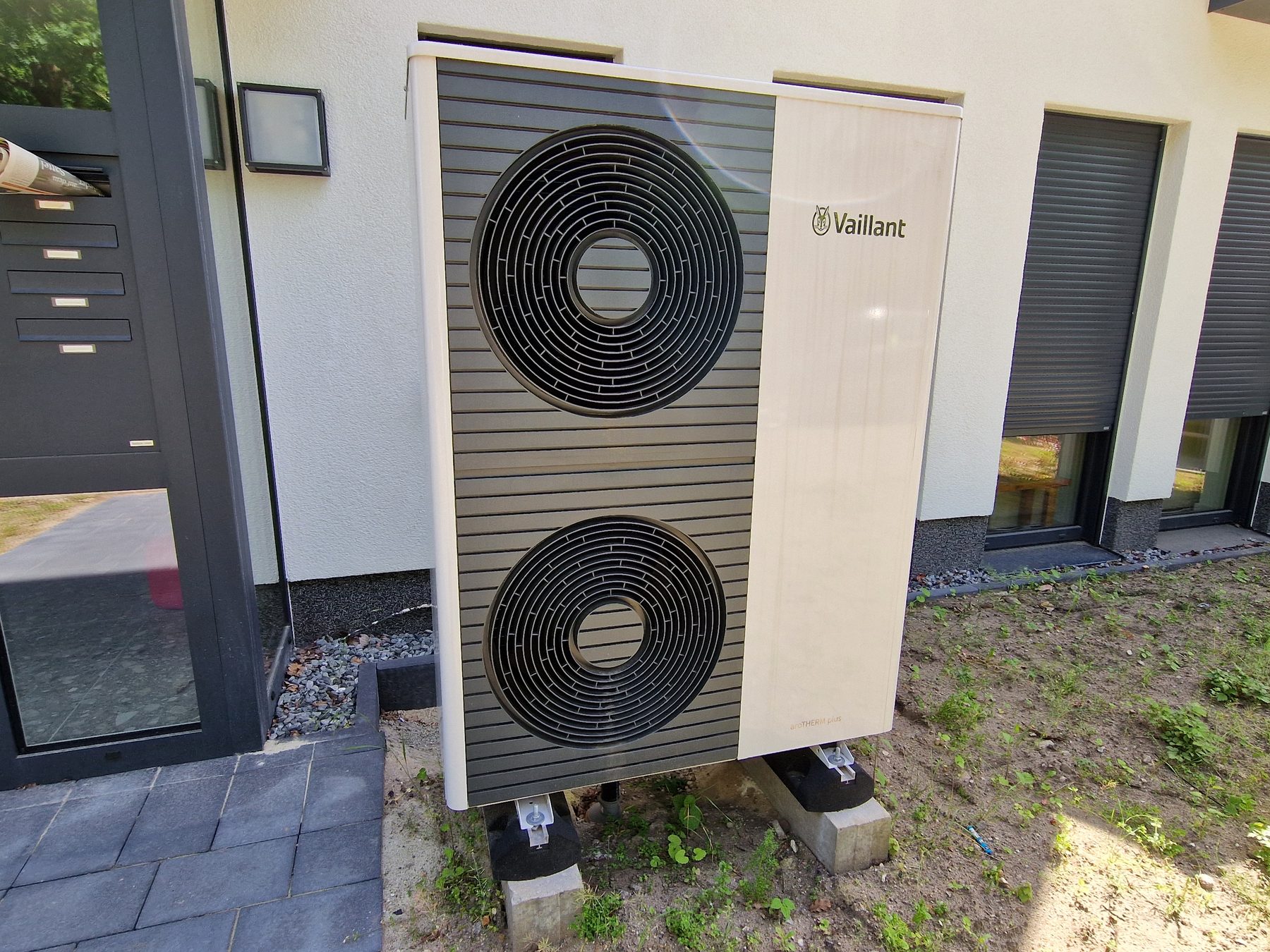 Außeneinheit der Wärmepumpe auf Betonfundamenten