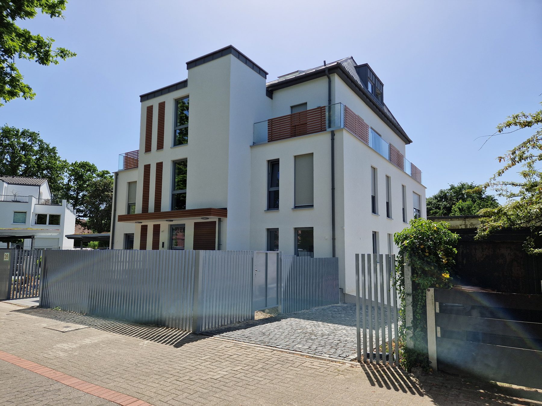 Hofeinfahrt mit geschlossener Toranlage