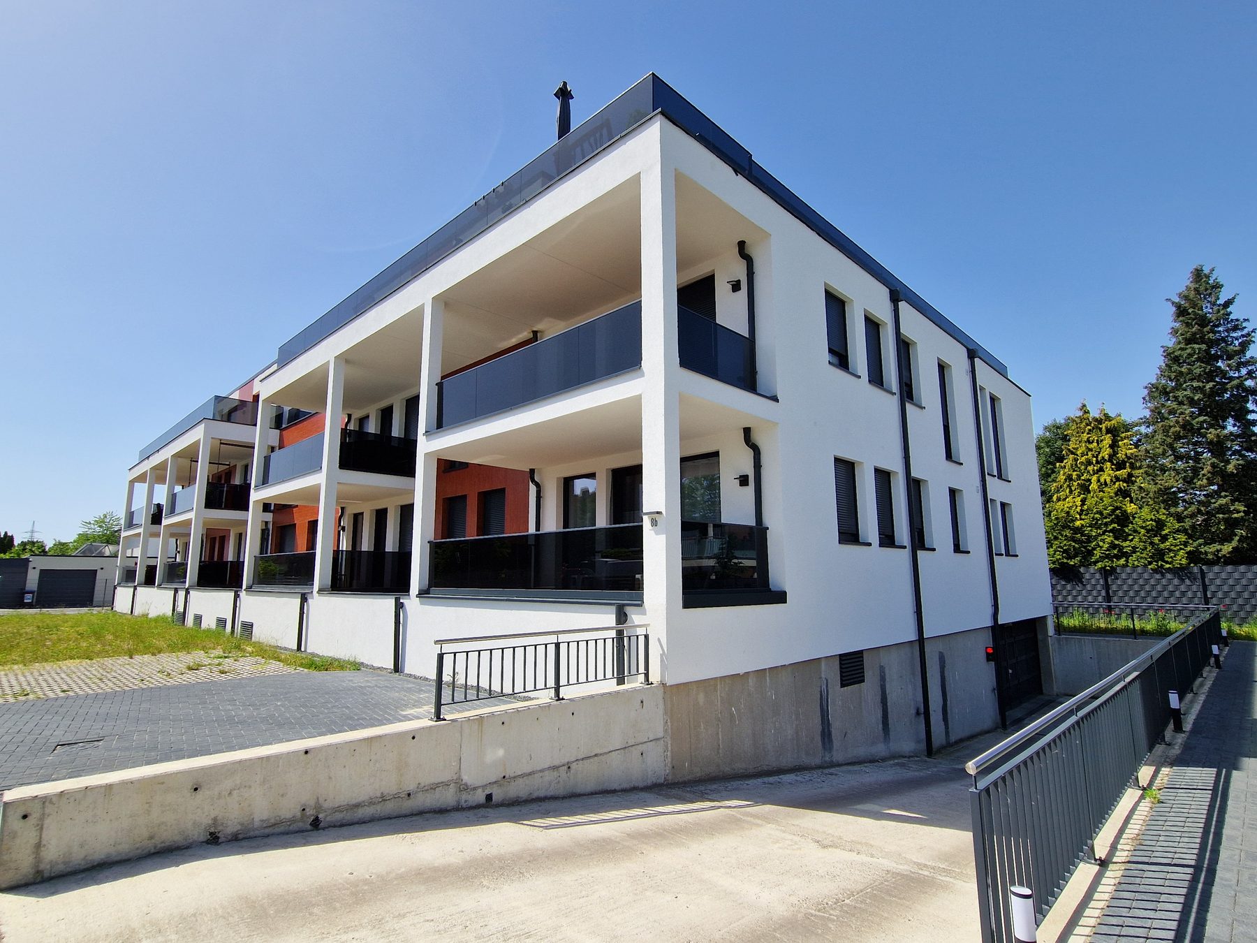 Gebäudeecke mit Tiefgaragenzufahrt