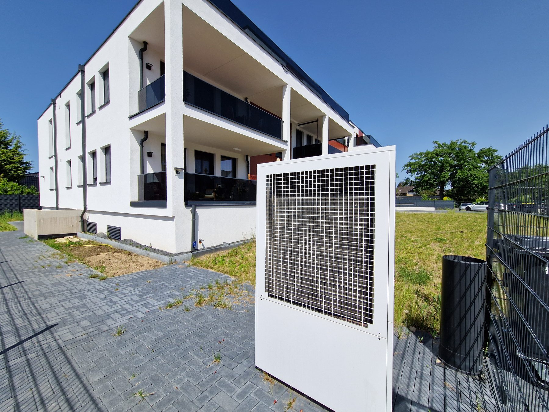 Luft-Wasser-Wärmepumpe vor dem Gebäude