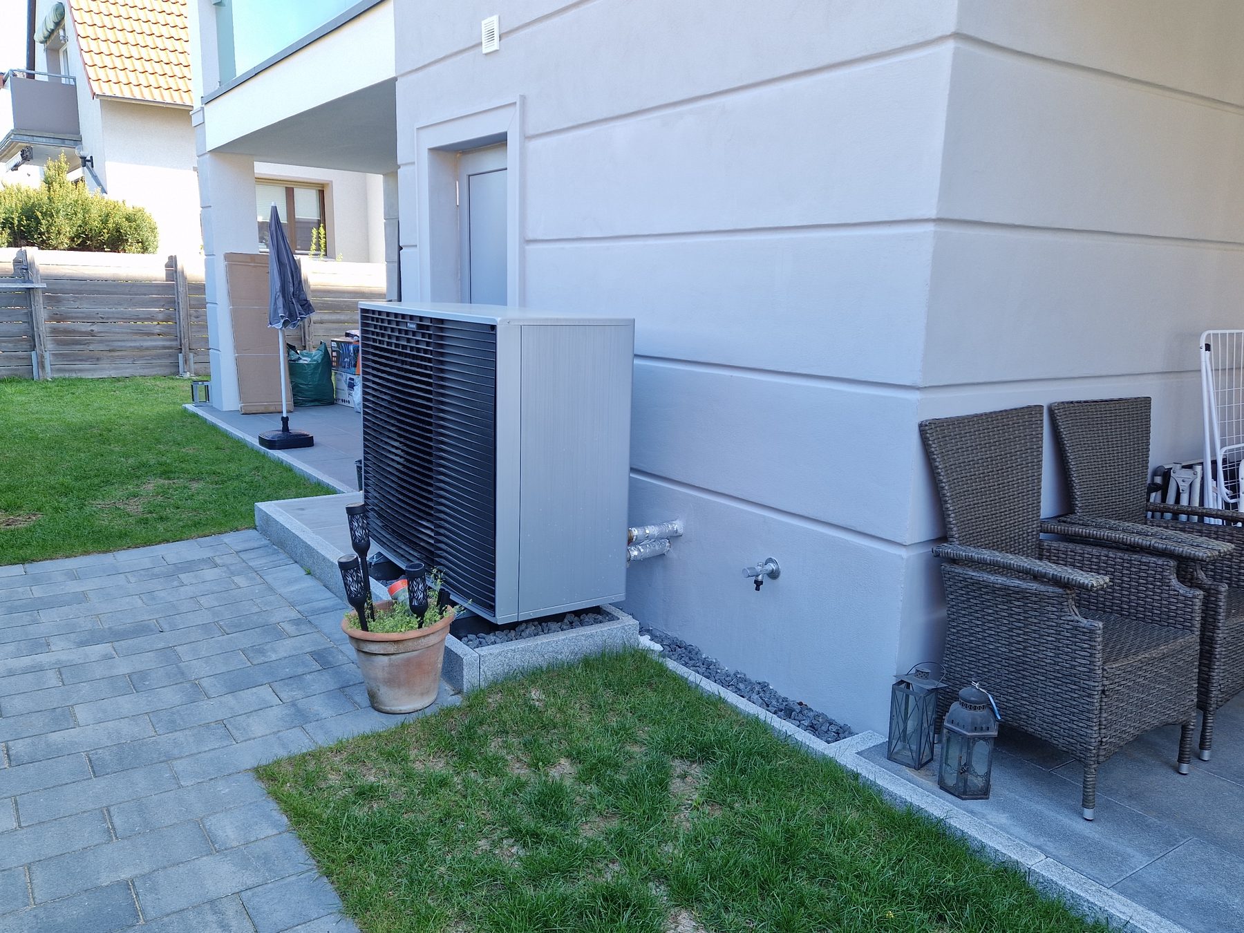 Wärmepumpe im Zusammenhang der Gartenanlage