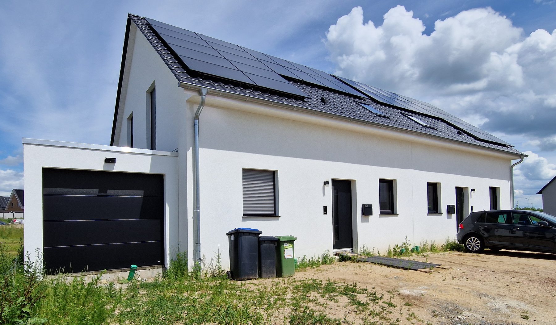 Eingangsseite mit Garage und dachintegrierter Photovoltaik