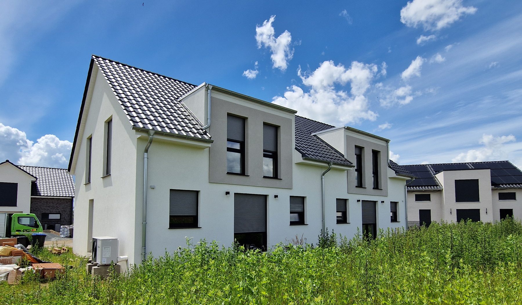 Gartenseite mit versetzten Gauben