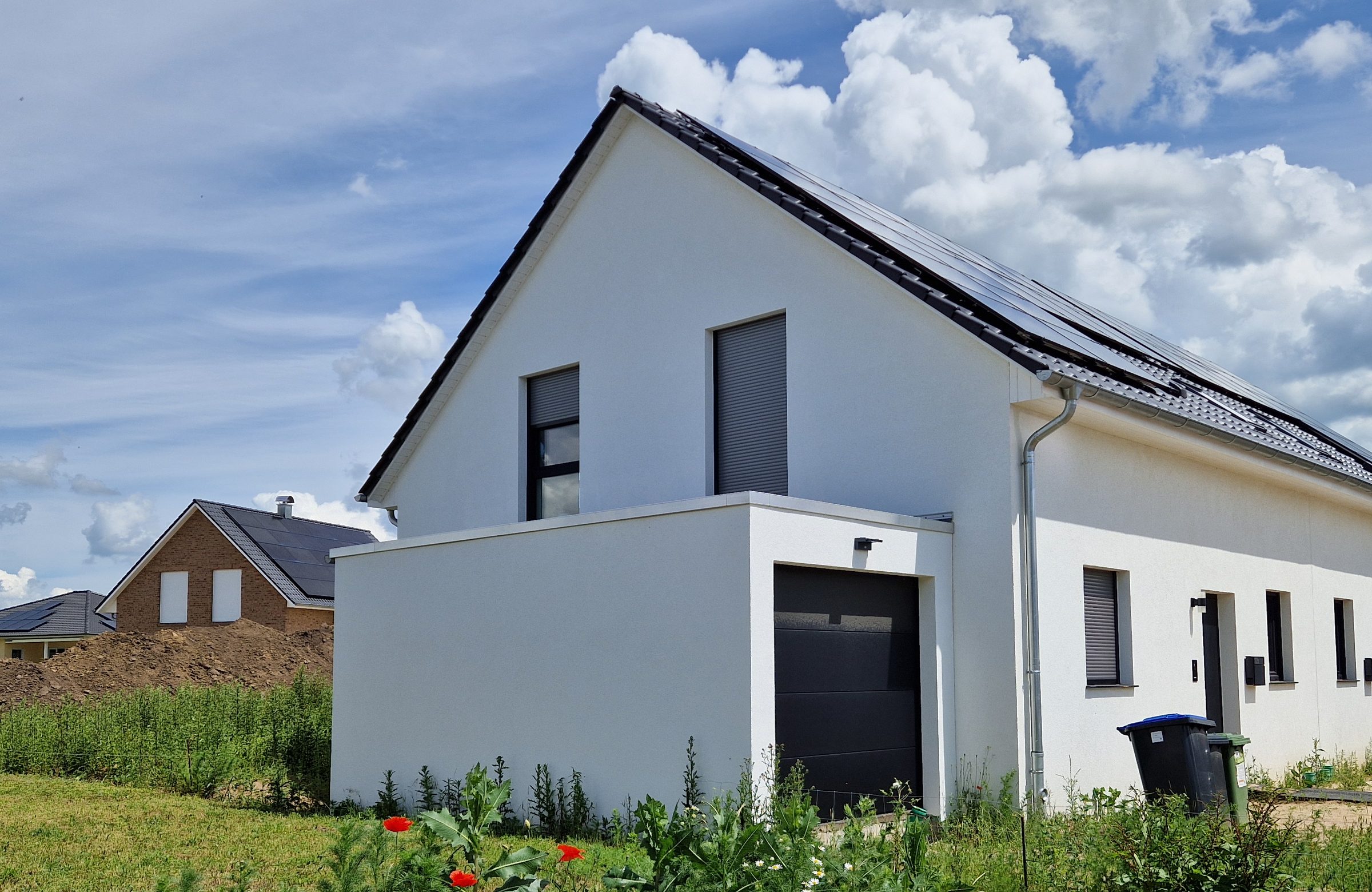 Photovoltaik auf ganzer Dachfläche, Energieeffizienzklasse A+.