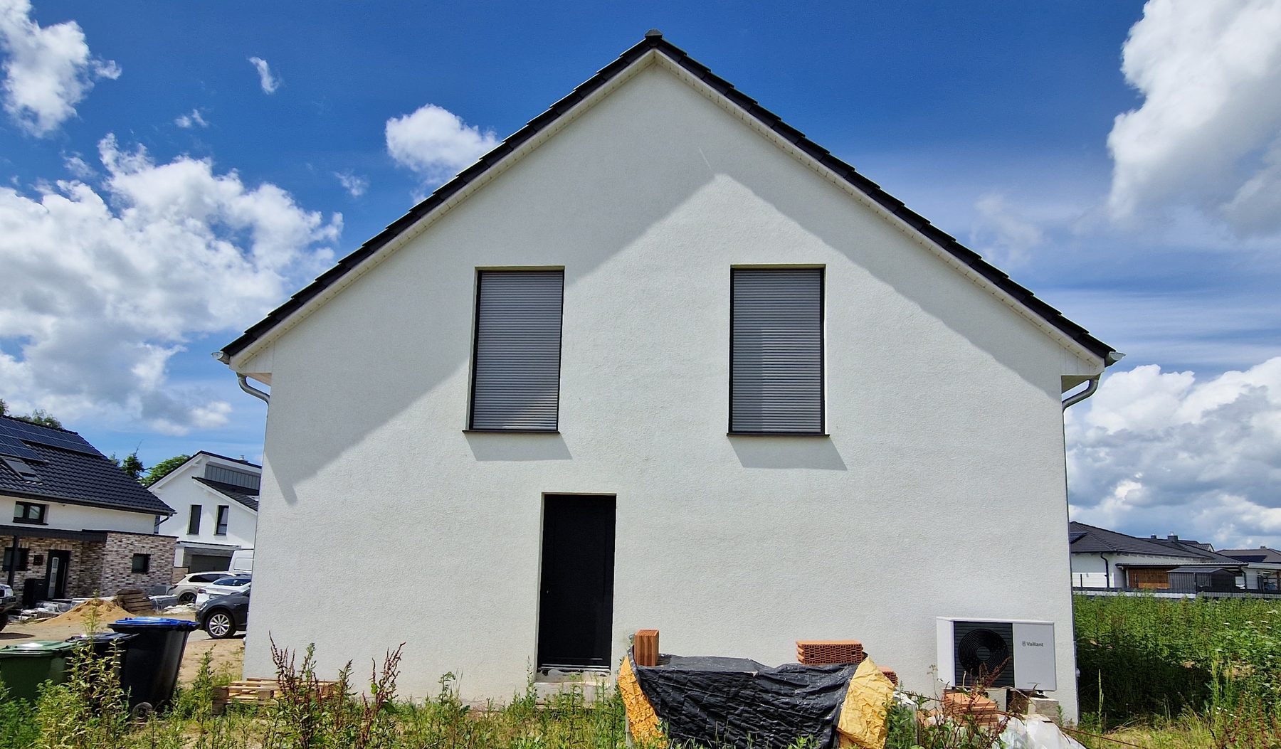 Giebelseite mit Wärmepumpe