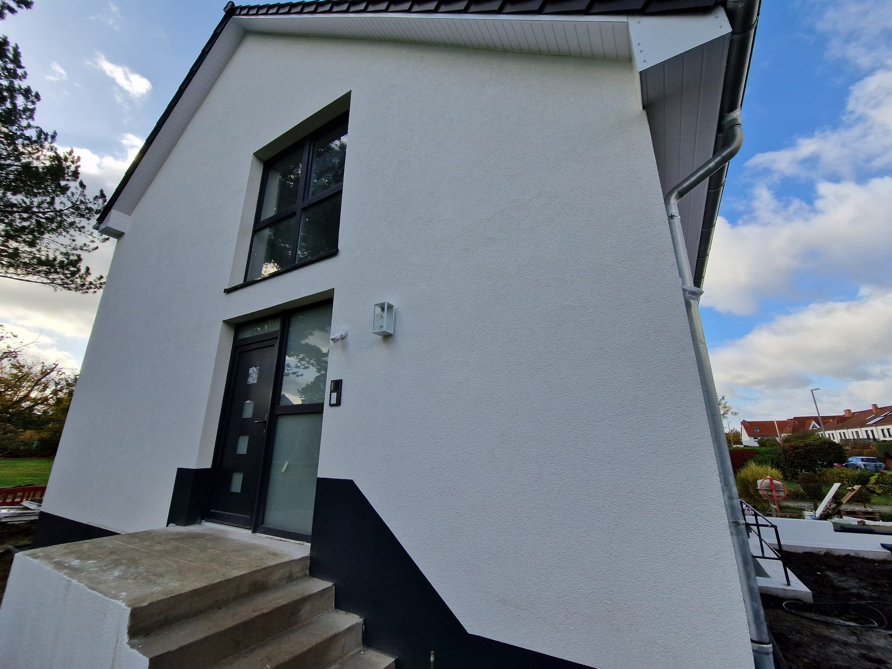 Neuer Hauseingang im Giebel mit Treppenhausfenster