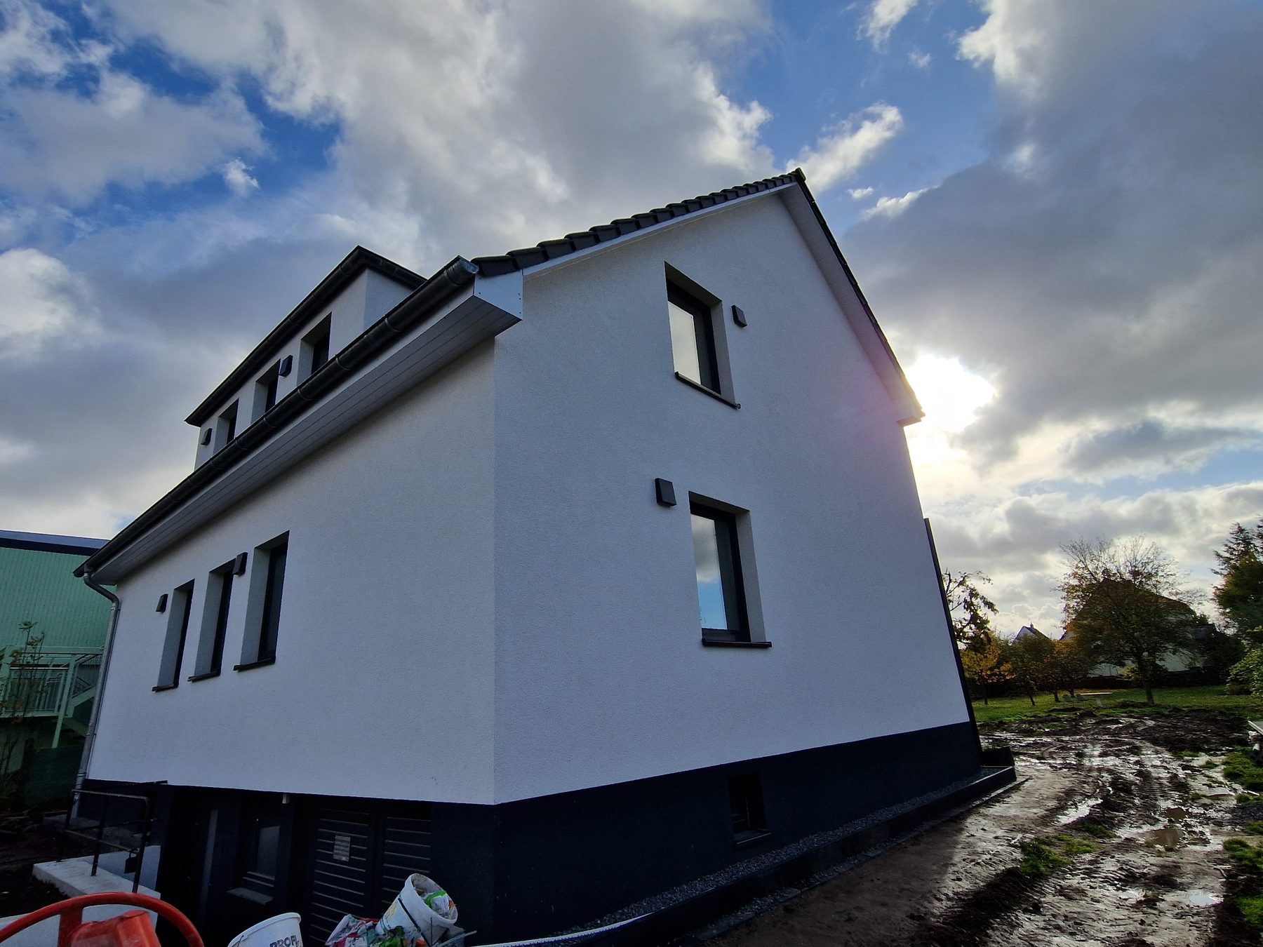 Giebelseite mit gedämmter, verputzter Fassade