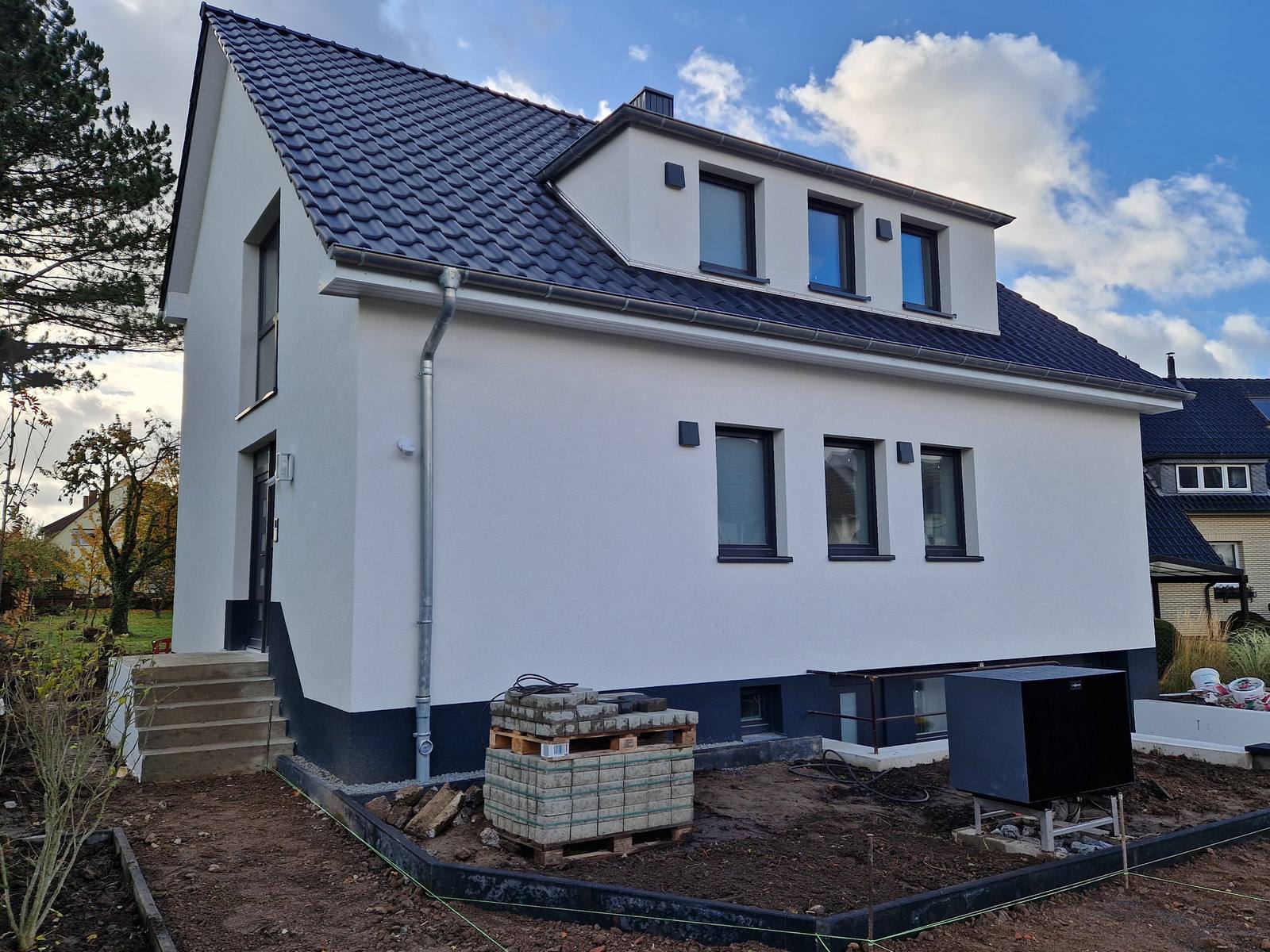 Dasselbe Zweifamilienhaus nach der Komplettsanierung, mit gedämmter Fassade und neuem Dach
