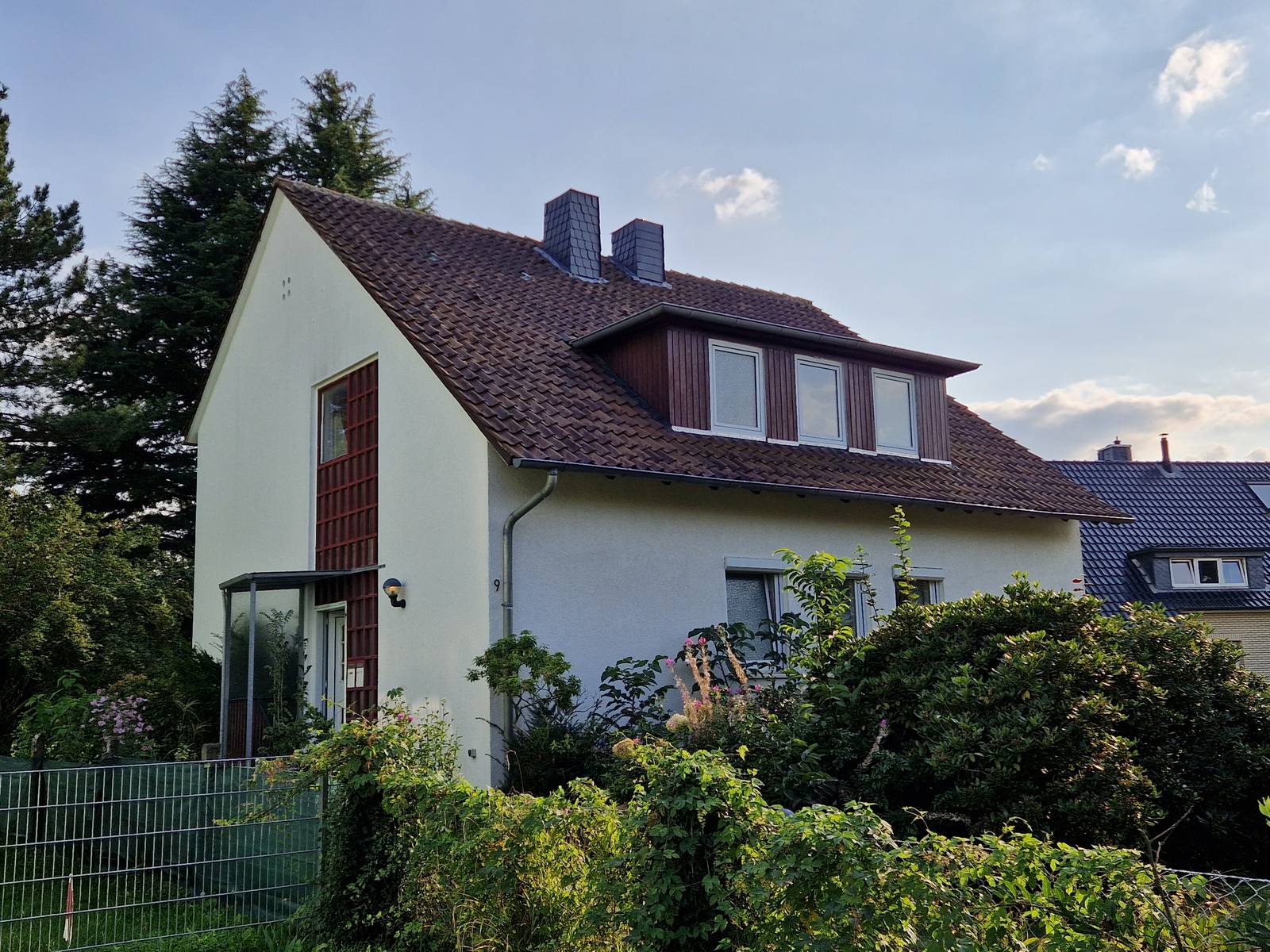 Zweifamilienhaus in Seelze vor der Sanierung, mit altem Ziegeldach und ungedämmter Fassade